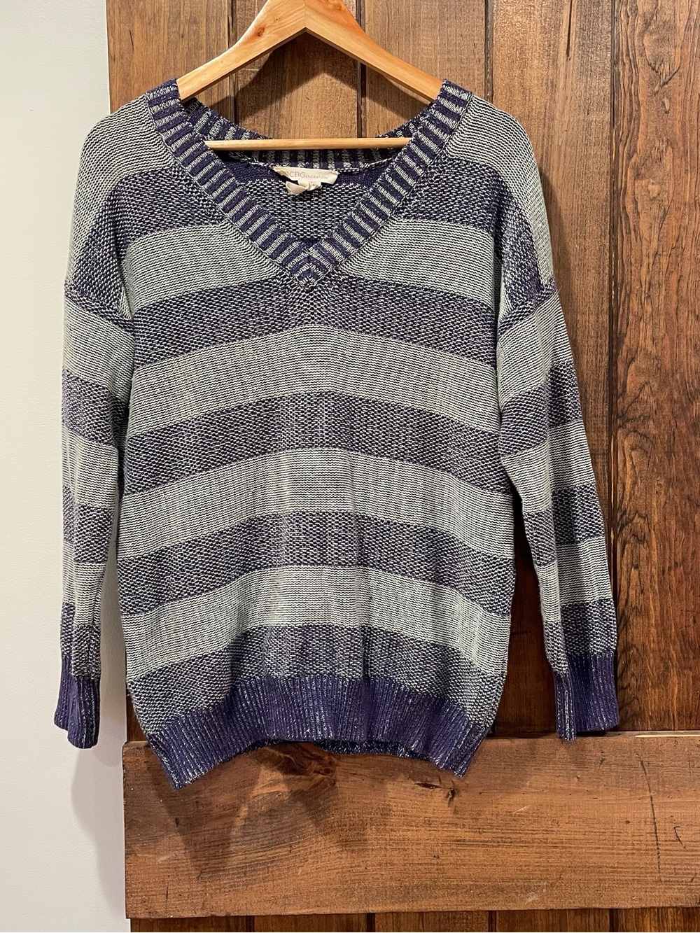 BCBGeneration Heather Blue Jacquard Stripe V Neck Sweater Medium Flaw